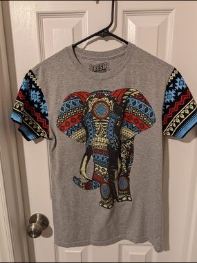 Elephant Design Tshirt by Fresh Laundry, Size Small